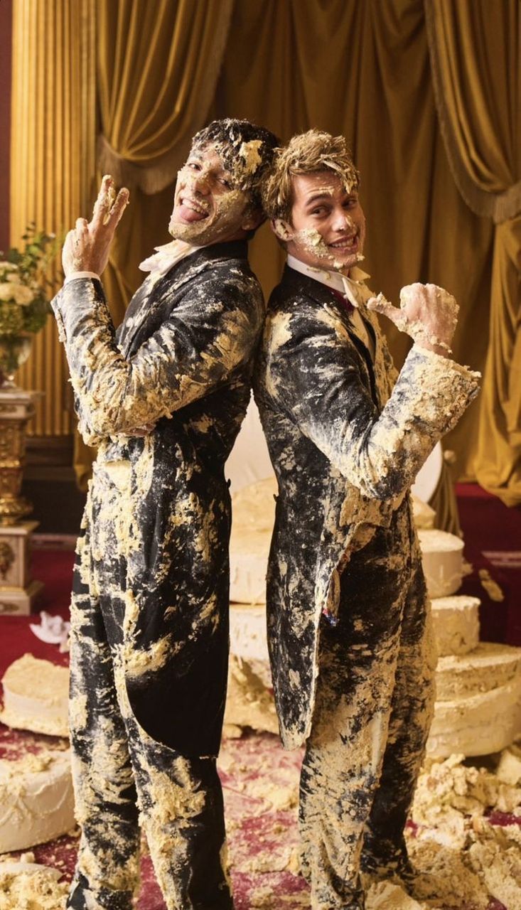 Forrás: www.tumblr.com; Henry (Nicholas Galitzine) és Alex (Taylor Zakhar Perez) a torta-baleset után
